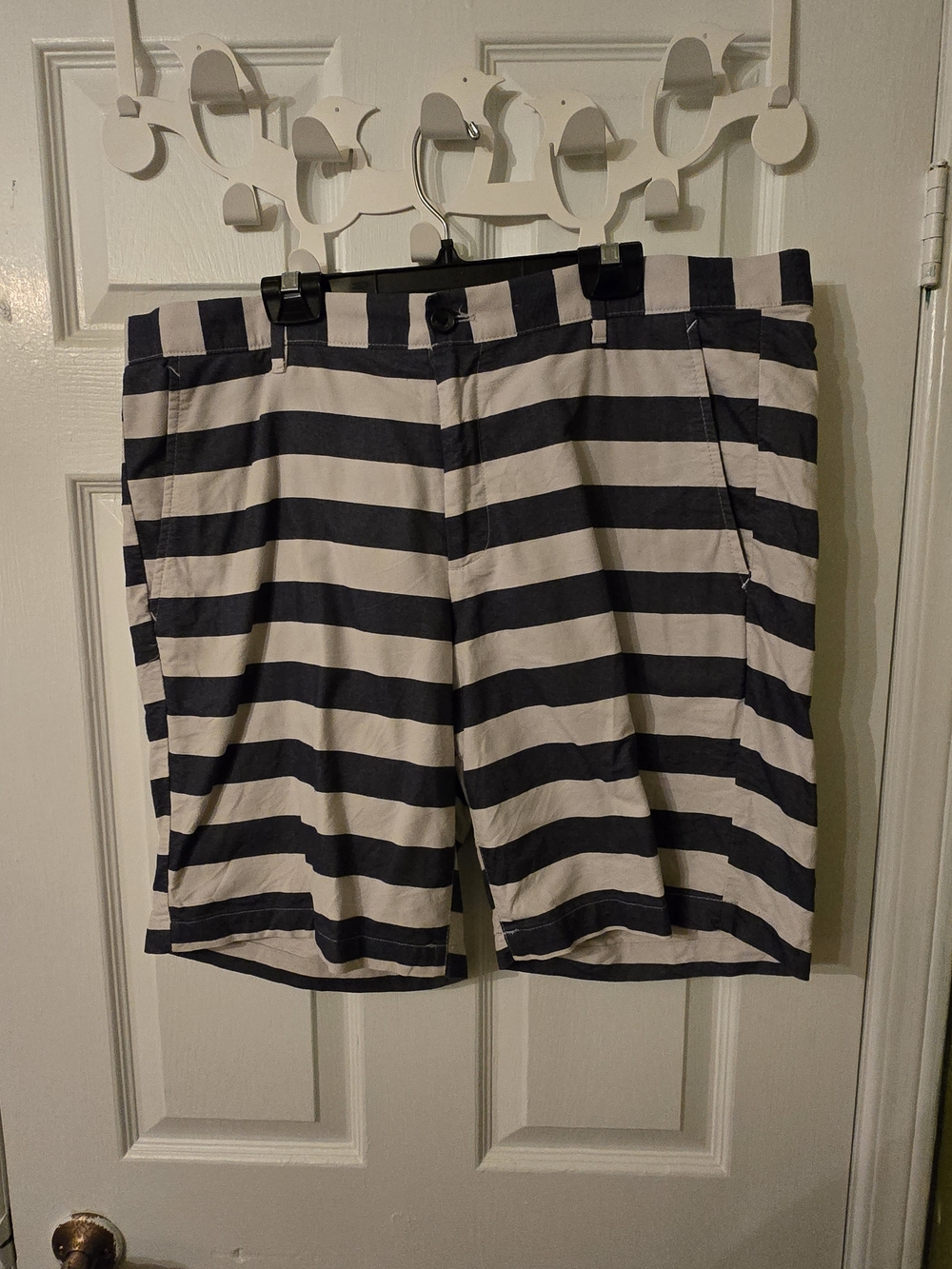 GAP Men's Flat Front Striped Shorts in Navy and White